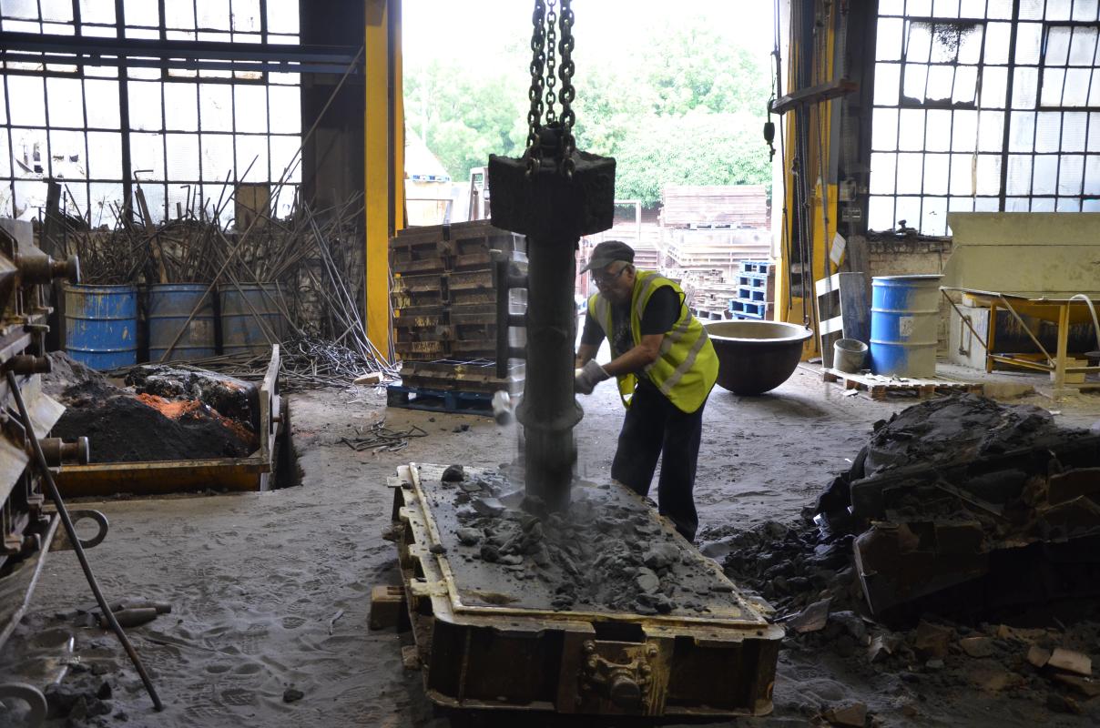 Lifting casting out of the core