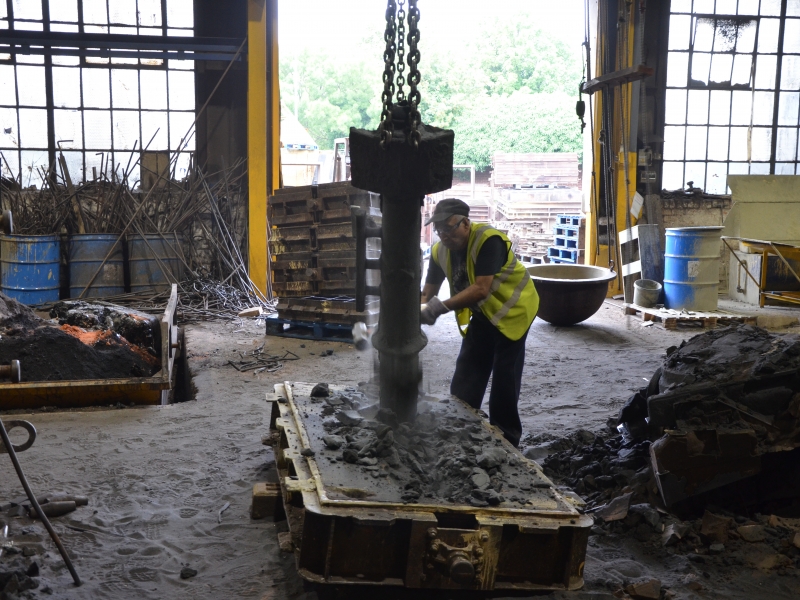Lifting casting out of the core 